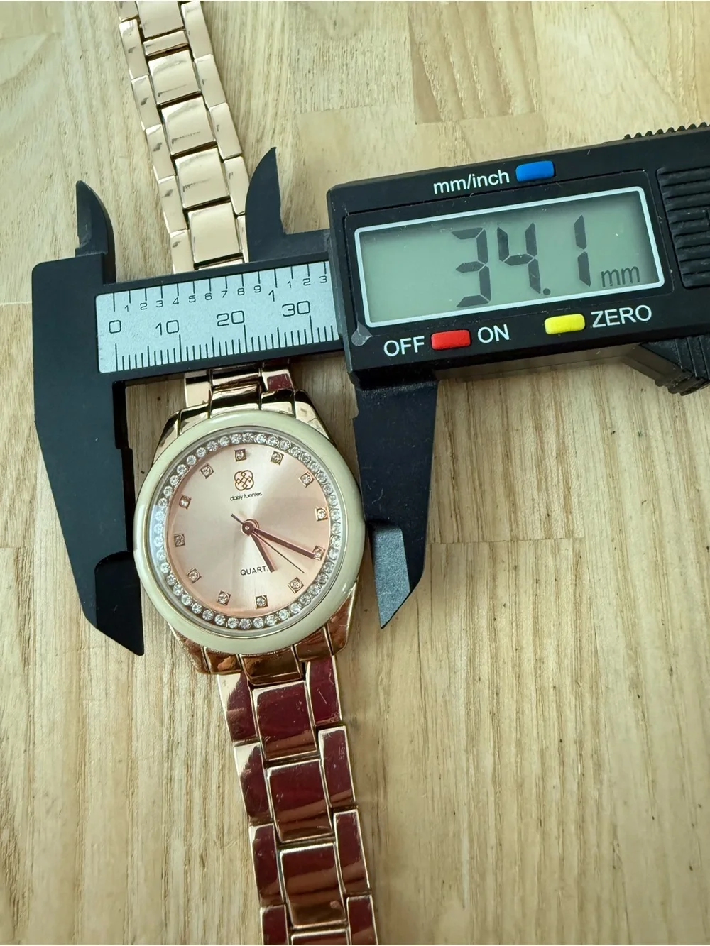 Daisy Fuentes ladies rose gold tone watch NEW BATTERY